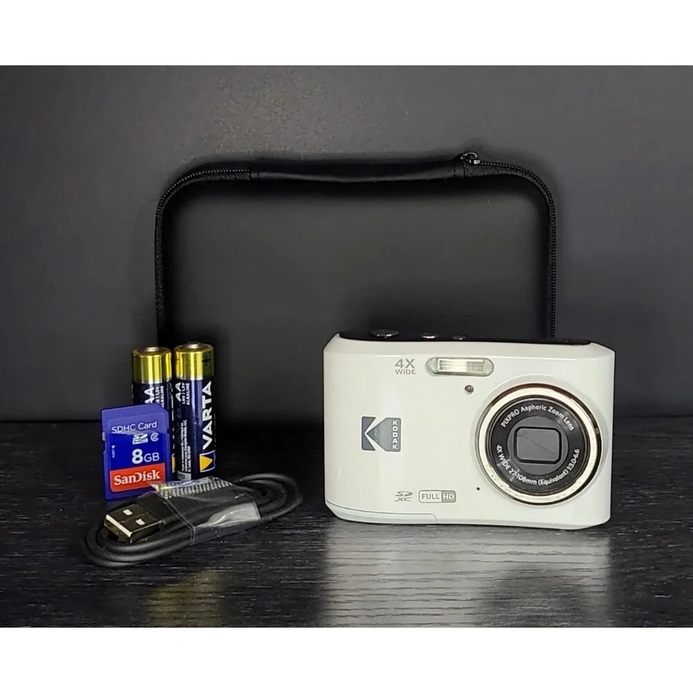 Kodak Pixpro FZ45 16MP HD Digital Camera White 8GB Bundle - Refurbished VG